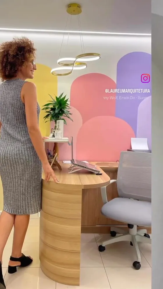 Recepção de clínica com parede em composição de cores