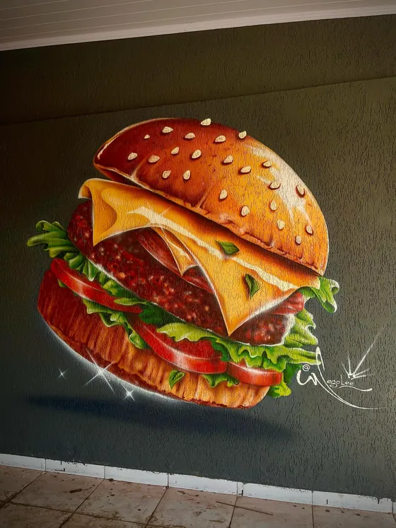Mural de hambúrguer em técnica fotorrealista