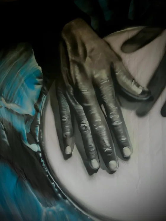 Detalhe de mural de grande escala com mãos tocando berimbau