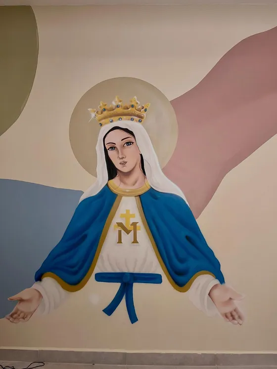 Mural religioso pintado em parede de ambiente institucional