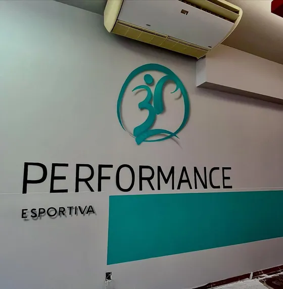 Logotipo de academia aplicado em parede de recepção