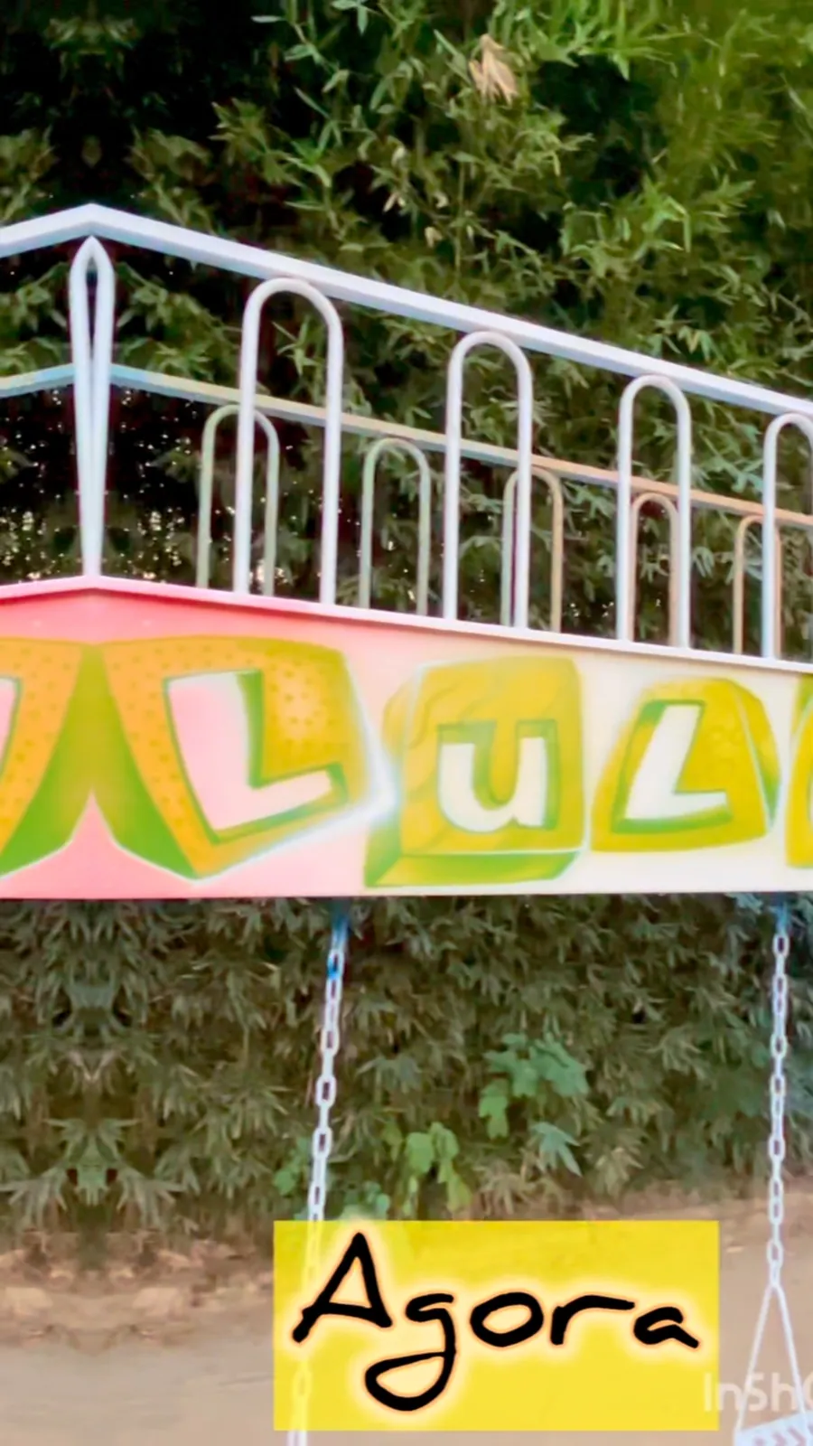 O mesmo playground depois da intervenção, com estrutura pintada em cores vivas