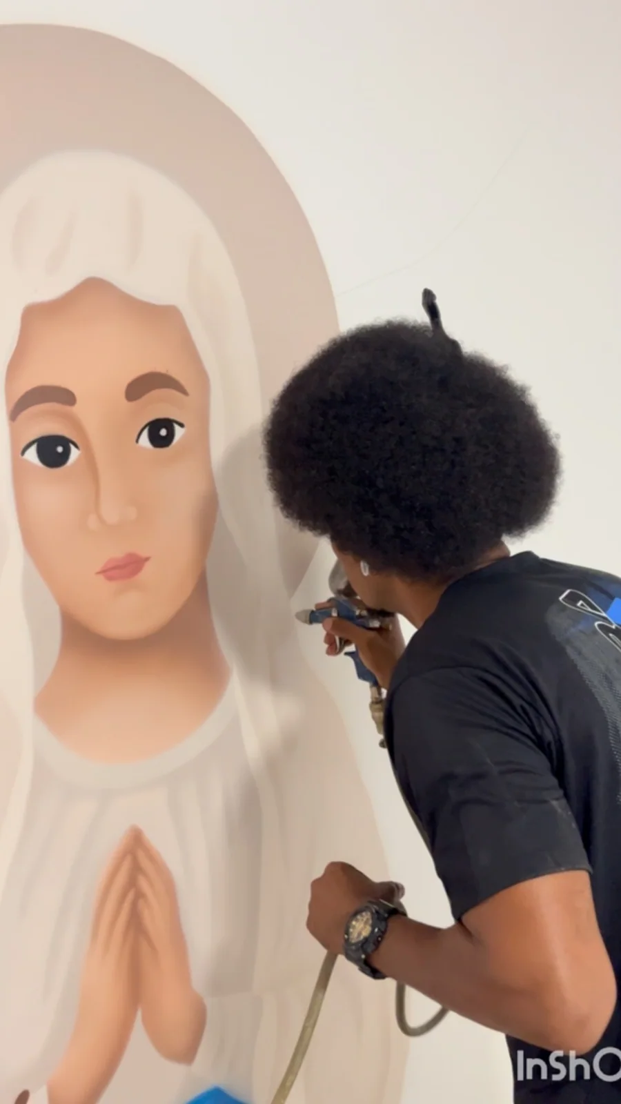 Mural de Nossa Senhora em execução, com as cores ainda chapadas e sem os detalhes