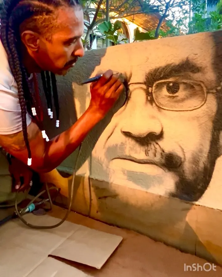 William Weber executando um retrato realista em mural, usando aerógrafo