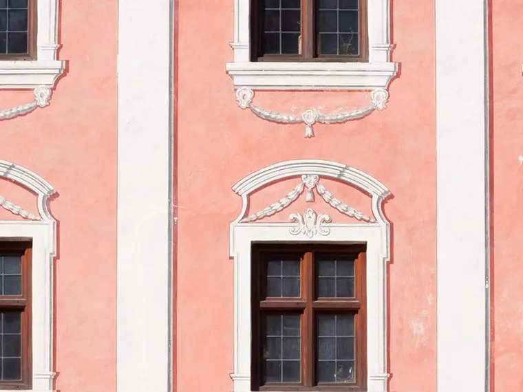 Fachada de edifício com pintura e acabamento recuperados
