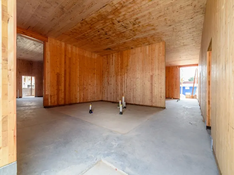 Interior de obra em fase de acabamento